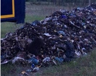 Под Киевом разъяренные крестьяне вызвали полицию, увидев грузовики с львовским мусором