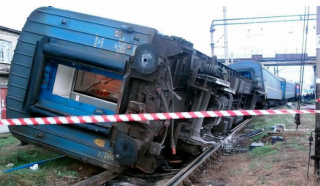 В Хмельницкой области локомотив столкнулся с пассажирским поездом. С рельсов сошли вагоны с детьми