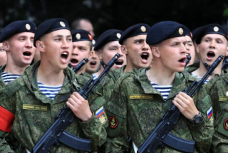 Российские войска, стоящие у украинской границы, подняты по тревоге. Говорят, очередные учения