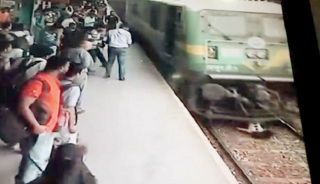 В Индии девушка, попав под поезд, не только выжила, но даже не получила травм