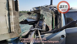 В Киеве мост Патона парализован из-за смертельного ДТП, а на Оболони водитель протаранил троллейбус