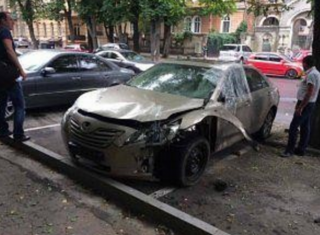 В центре Одессы подорвали автомобиль