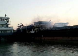 В Одессе пожарным несколько часов не удавалось погасить пожар на грузовом судне