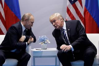 Встреча Трампа и Путина началась на полчаса позже запланированного. Президенты дважды пожали руки