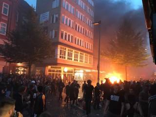 В Гамбурге третью ночь подряд продолжаются беспорядки. Травмированы сотни полицейских
