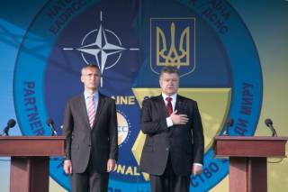 Порошенко признал, что Украина пока не собирается быть членом НАТОвской семьи. Сперва нужно кое-что сделать