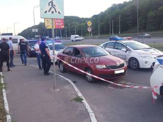 В Киеве неизвестные обстреляли автомобиль, ранив водителя и забрав сумку с 2,5 млн