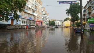 Мощный ливень затопил улицы Ровно