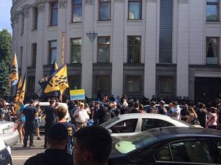 Активисты жгут дымовые шашки под стенами ВРУ и блокируют выезды для депутатов