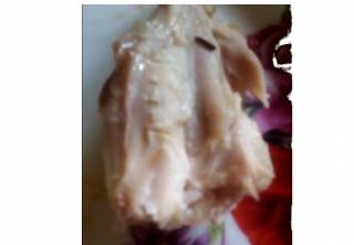 Жительница Ужгорода шокировала Сеть видео с червивой курицей, купленной в ближайшем супермаркете