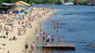 В разгар аномальной жары в Киеве можно купаться лишь на двух пляжах