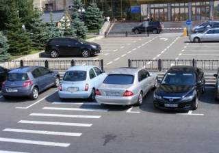 Столичным парковщикам разрешат эвакуировать автомобили. Правда, не сразу