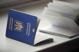 В миграционной службе рассказали, почему украинцам не успевают печатать загранпаспорта