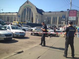В Киеве на ЖД вокзале неизвестные посреди белого дня устроили стрельбу. Есть пострадавшие