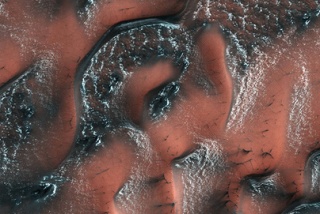 Специалисты NASA зафиксировали на Марсе снежные дюны