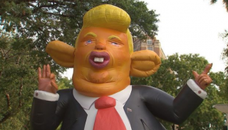 Возле Белого дома появилась гигантская надувная фигура Трампа в виде крысы