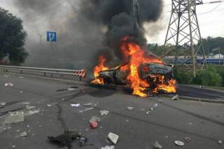 В Киеве водитель сумел выбраться из пылающего автомобиля