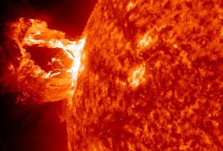 Сильнейшая за последние 12 лет вспышка на Солнце немало озадачила ученых