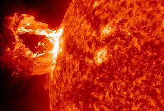 На Солнце произошла третья мощнейшая вспышка за последние дни. На Земле бушует сильная магнитная буря