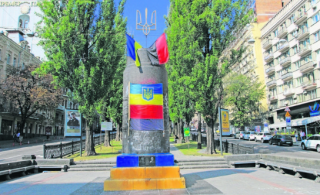 В Киеве бывший памятник Ленину превратили в мемориал бойцов «Правого сектора»