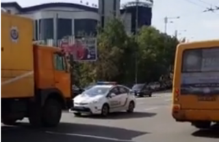 В Киеве фура «Укрпочты» дважды переехала женщину на пешеходном переходе