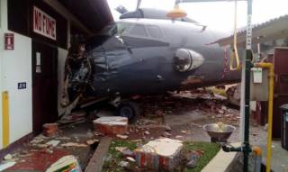 В Перу военный самолет врезался в полицейский участок