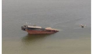 В акватории Каховского водохранилища затонула баржа. Нефтяное пятно растянулось на 6 километров