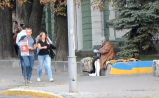 Нищенка, которая годами просит милостыню в центре Киева, ездит «с работы» на такси