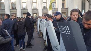 #Темадня: Cоцсети и эксперты отреагировали на столкновения в центре Киева