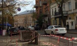 В Киеве возле посольства Польши провалился асфальт