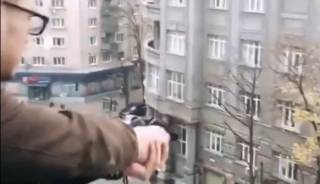 В центре Харькова мужчина с балкона открыл стрельбу в направлении прохожих, снимая все это на видео