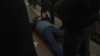 Мужчину чуть на задавил поезд в киевском метро. Спасло его только чудо