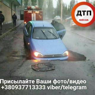 В Киеве автомобиль ушел под землю из-за провалившегося асфальта