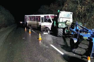 На Луганщине автобус столкнулся сразу с двумя тракторами. 12 человек попали в больницу