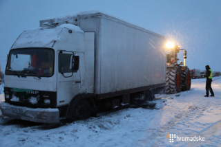 Около 800 грузовиков застряли на трассе Одесса-Киев из-за непогоды