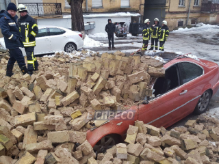 Рухнувшая стена раздавила два элитных автомобиля в центре Киева