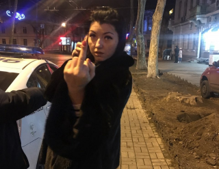 В Одессе пьяная чиновница обматерила полицейских и ударила журналиста