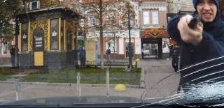 В Киеве неадекватный полицейский разбил стекло в автомобиле, угрожая пистолетом напуганным супругам