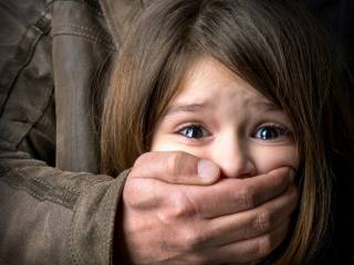 На Херсонщине мужчина изнасиловал маленькую дочь своей сожительницы