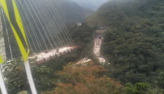 В Колумбии обрушился огромный мост. Есть жертвы