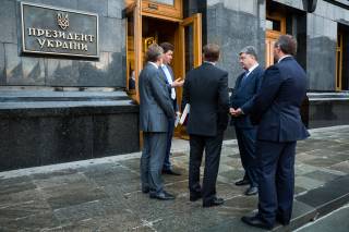 Пять требований к Украине: ради чего у Порошенко поставили под угрозу важнейший кредит