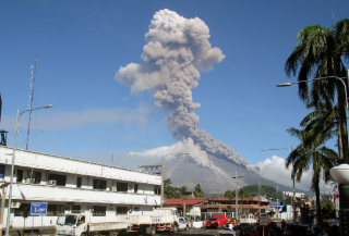 На Филиппинах началось сильнейшее извержение вулкана. Эвакуированы 40 тысяч человек