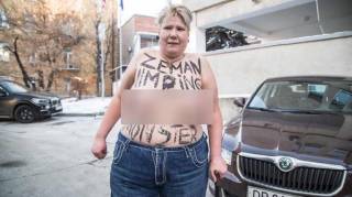 Активистка Femen устроила акцию протеста против президента Чехии у посольства... Словакии