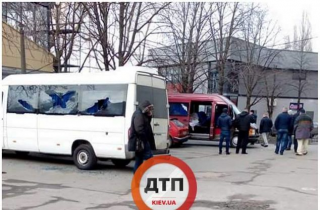 В Киеве люди с битами обстреляли микроавтобусы