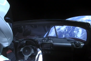 Маск опубликовал невероятные кадры своего автомобиля на орбите Земли перед тем, как тот отправился дальше