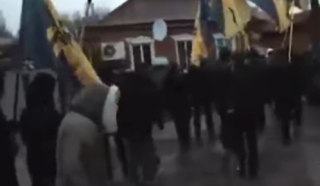 В Сети появилось видео, как люди с флагами «Азова» громят дома