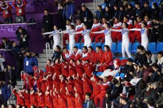 Пользователей соцсетей потрясла неугомонная группа поддержки олимпийцев из КНДР