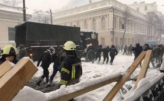 Правоохранители задерживают участников протеста у Верховной Рады и демонтируют палаточный городок. Есть раненые