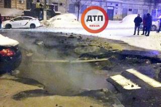 В результате аварии на тепломагистрали в центре Киева образовалась огромная яма