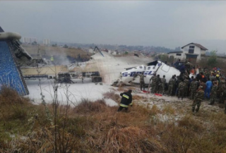 В Непале самолет упал на футбольное поле. Более 50 погибших
